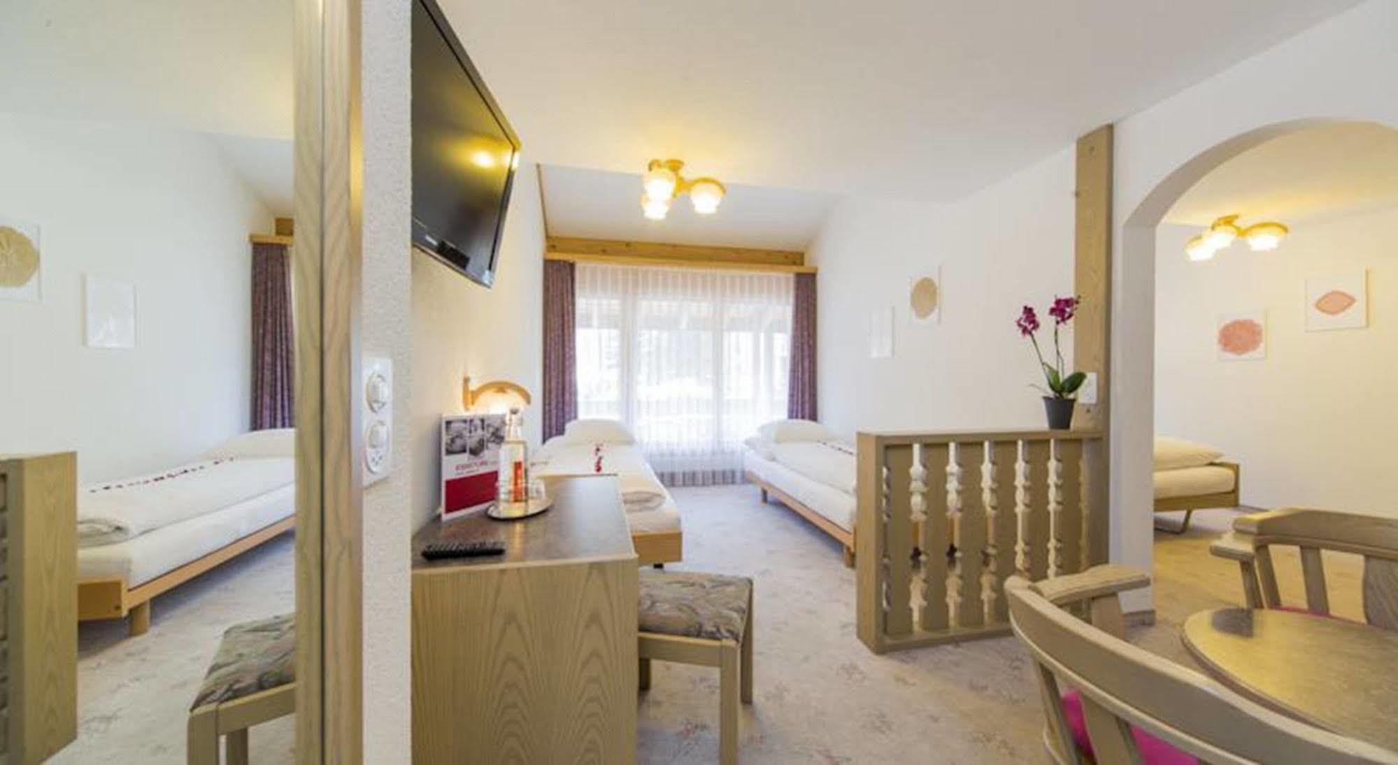 Hotel Restaurant Gabriel Скуоль Екстер'єр фото